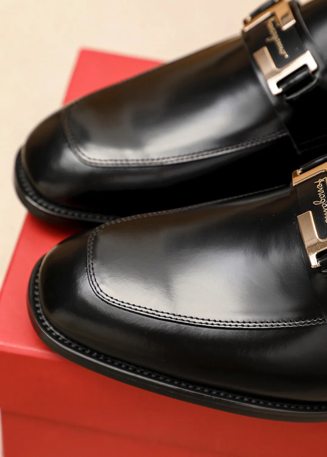 Men's shoes💰460💰 Product trademark: Ferragamo "Ferragamo" casual leather shoes Regular size: 38-44 (45🉑️customized) Product materials: Selected imported first-layer open-edge beaded cowhide leather upper + luxury hardware buckle, imported water-dyed cowhide leather lining. Strong three-dimensional visual effect, original outsole color: 1⃣️color optional
